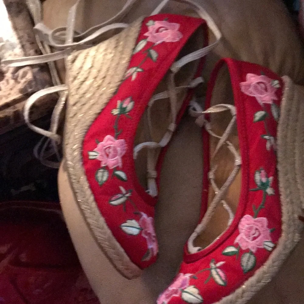 🤍 Embroidered red lace up shoes